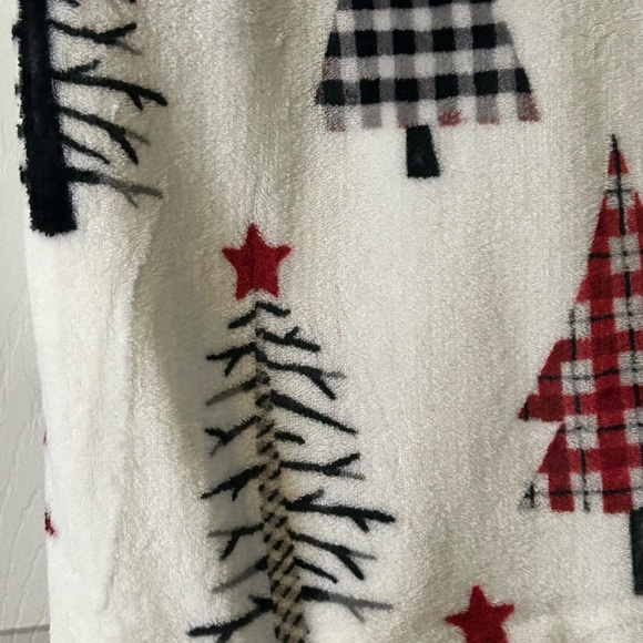 Christmas Throw Blanket Tassel Fringe 50” x70” with Christmas Trees Super Soft - Picture 2 of 6